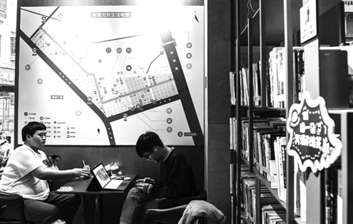 深圳市龙华区元芬村,居民在社区图书室工作学习